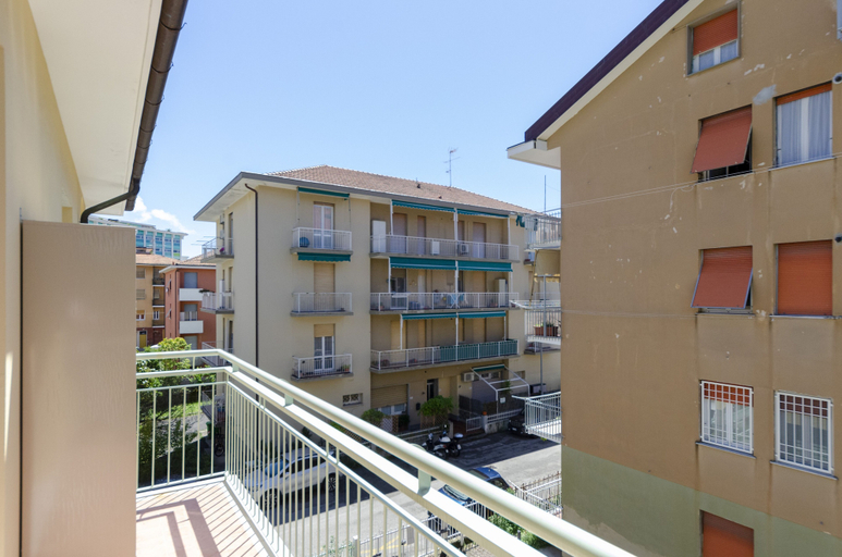 Terrace/patio 5, JOIVY Apt For 4, Near Centre, Beach And Train Station, Genova