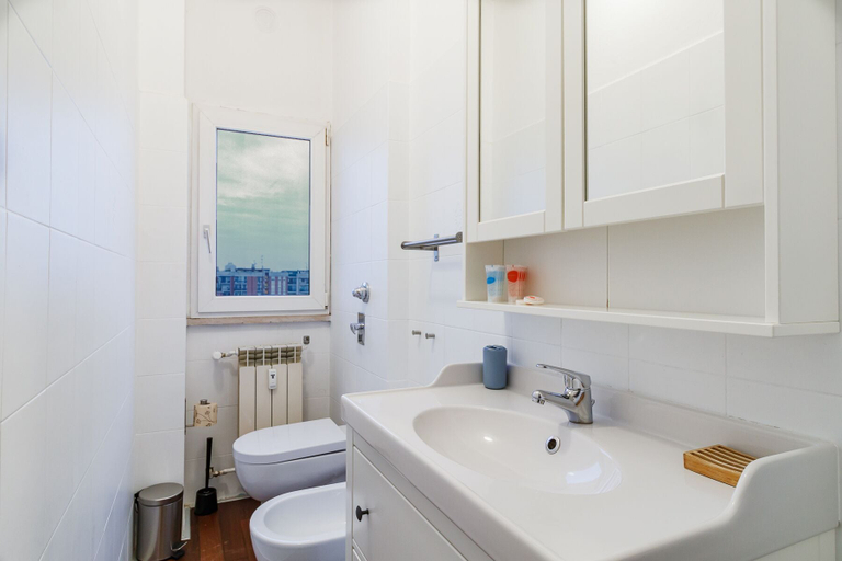 Bathroom 3, JOIVY Sleek Flat W/Balcony, Milano
