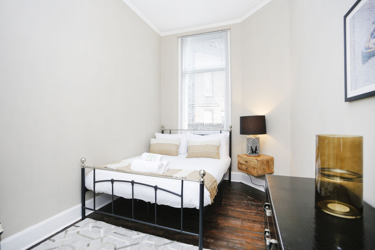 Bedroom 3, JOIVY Modern 1-Br Apt W/ Communal Terrace In Trendy Stockbridge, Edinburgh