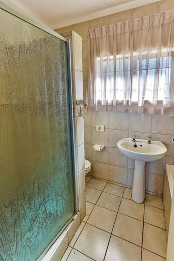 Bathroom 3, Zuider Zee Guest House, iLembe
