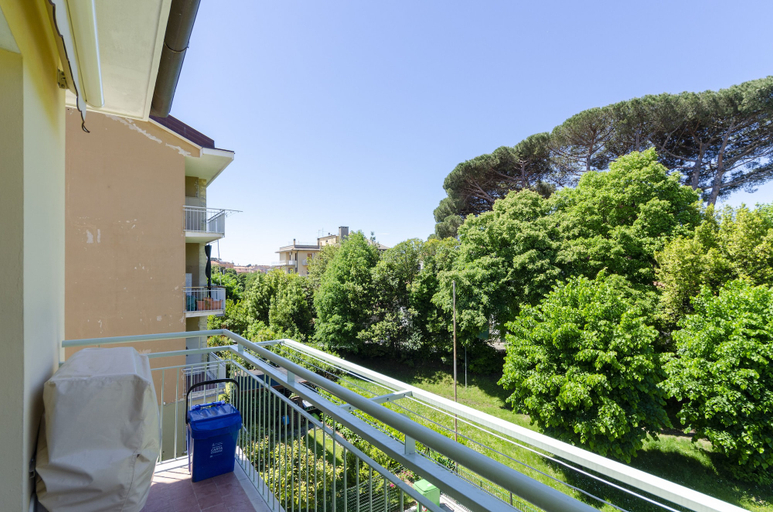 Terrace/patio 3, JOIVY Apt For 4, Near Centre, Beach And Train Station, Genova