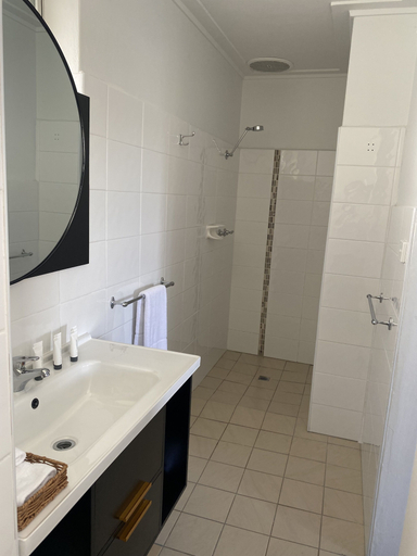 Bathroom 3, The Seaview Tavern Motel, Coffs Harbour - Pt B