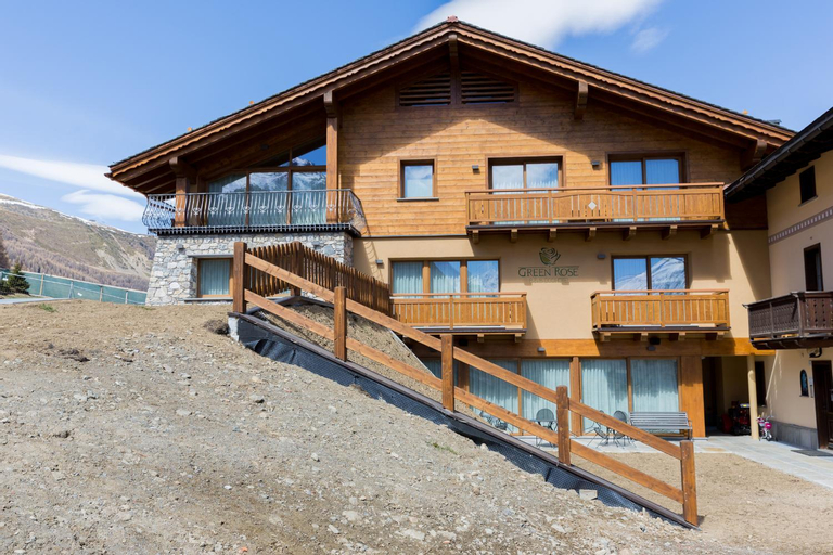 Exterior & Views