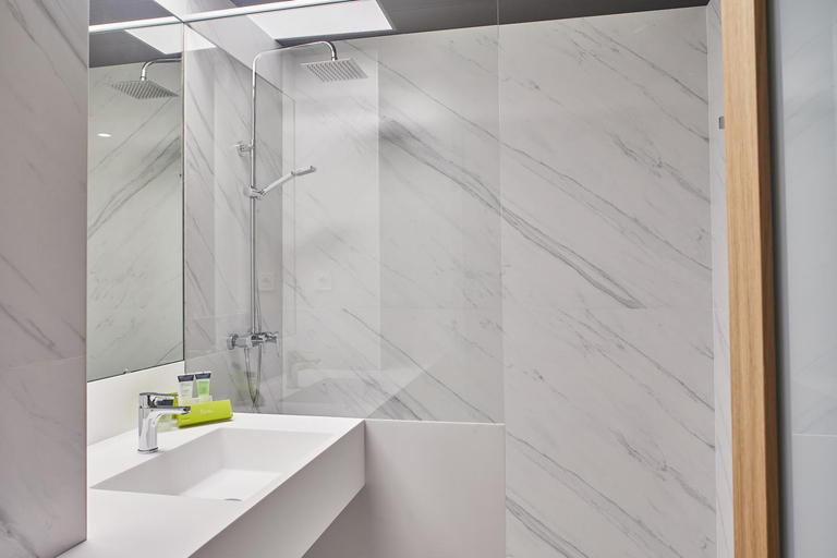 Bathroom 4, Silken Reino De Aragon Hotel, Zaragoza