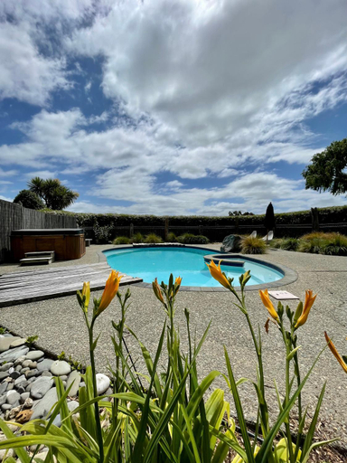 Sport & Beauty 2, St Leonards Vineyard Cottages, Marlborough