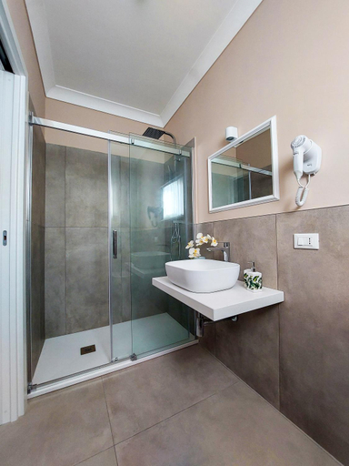 Bathroom 3, Le Palme, Palermo