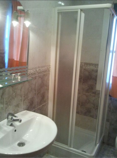 Bathroom 5, Hostal Emilio, Madrid