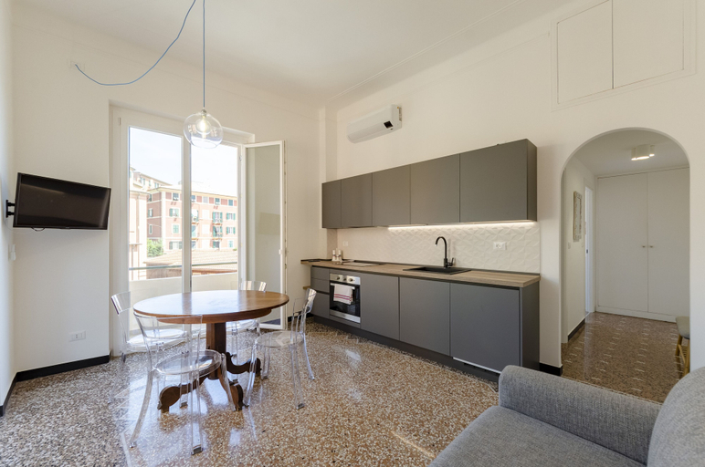 In-room dining 3, JOIVY Two Steps From The Sea In Genoa, Genova