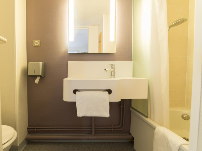 Bathroom 4, B&B Hotel Auxerre Bourgogne, Yonne