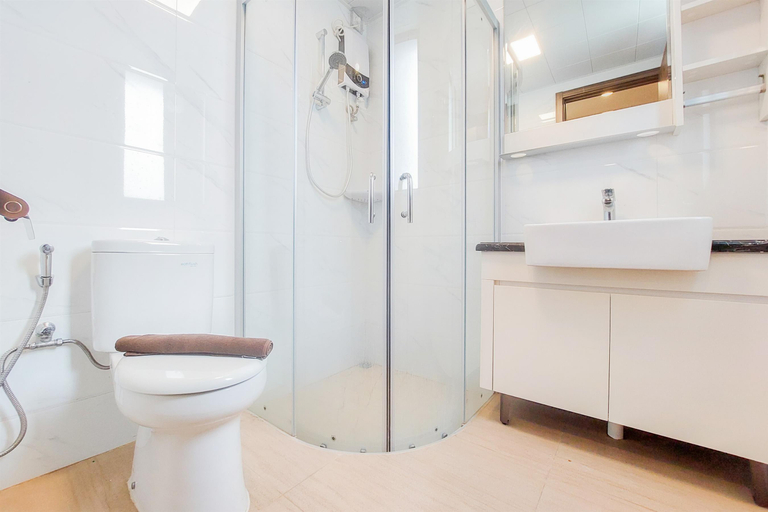 Bathroom 5, Spacious and Homey 3BR at Sky House BSD Apartment By Travelio, Tangerang Selatan