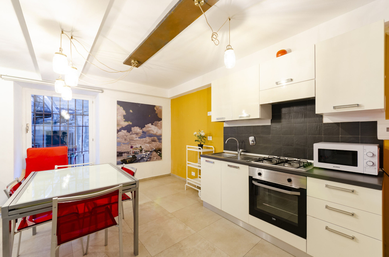 Private kitchen 3, JOIVY Stylish Open-Plan Flat In Historic Centre, Genova