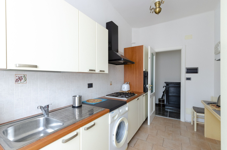 Private kitchen 5, JOIVY Lovely Flat W/Balcony, Genova