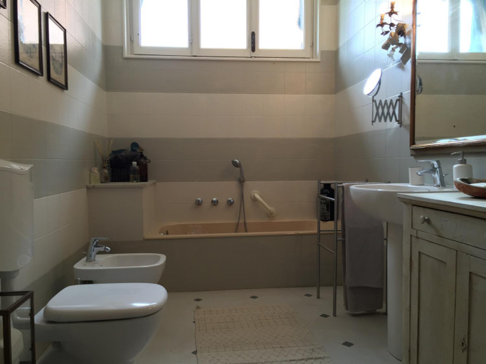 Bathroom 2, Il Vecchio Teatro, Biella