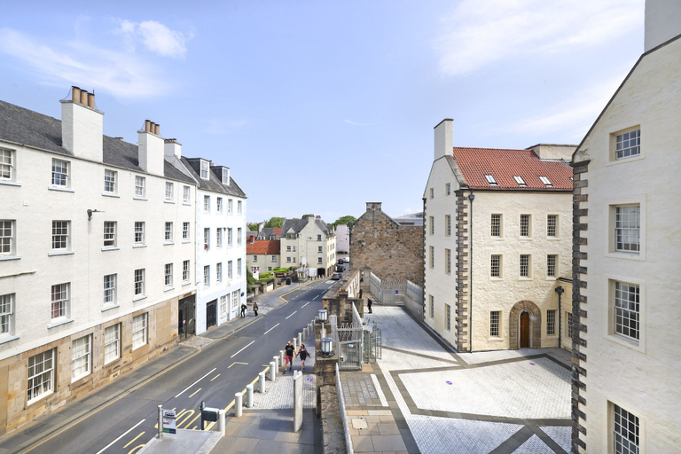 Exterior & Views 2, JOIVY Contemporary Royal Mile Apartment W/Balcony, Edinburgh