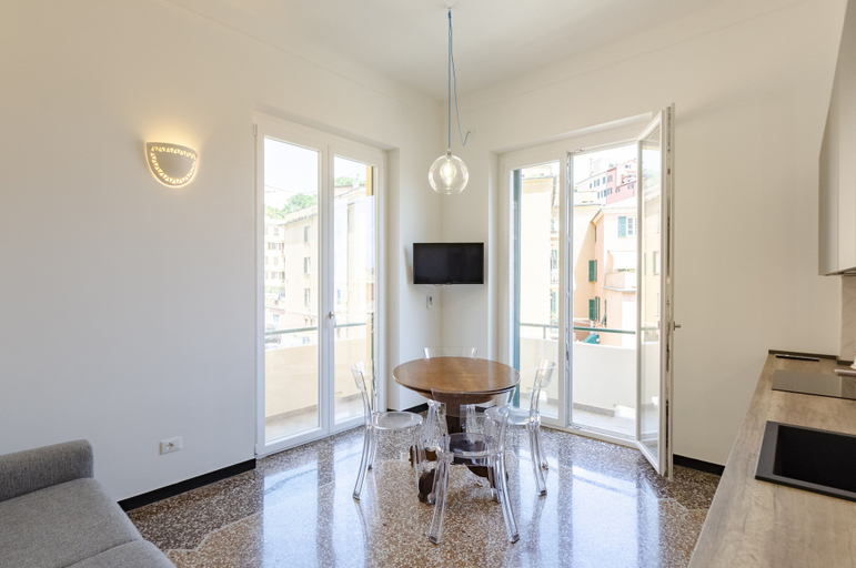 In-room dining 2, JOIVY Two Steps From The Sea In Genoa, Genova