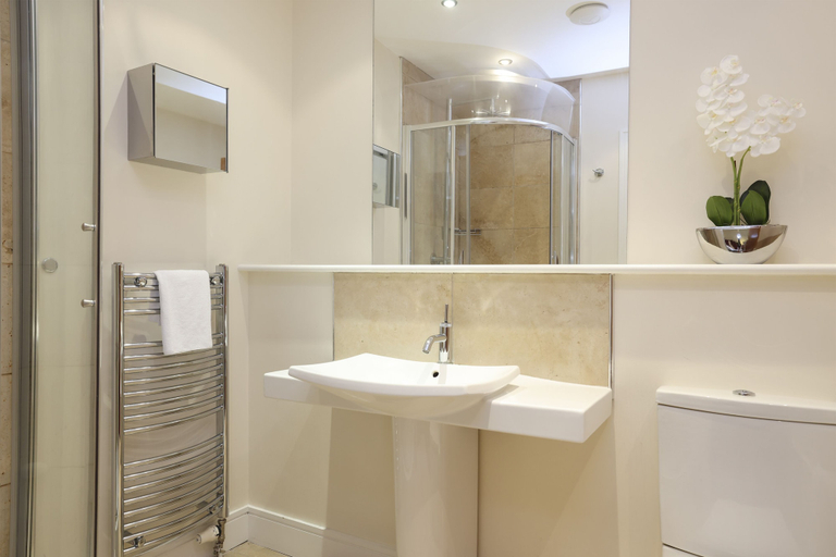 Bathroom 4, JOIVY Executive 2-Bed Apt With Stunning Roof Terraces, Edinburgh
