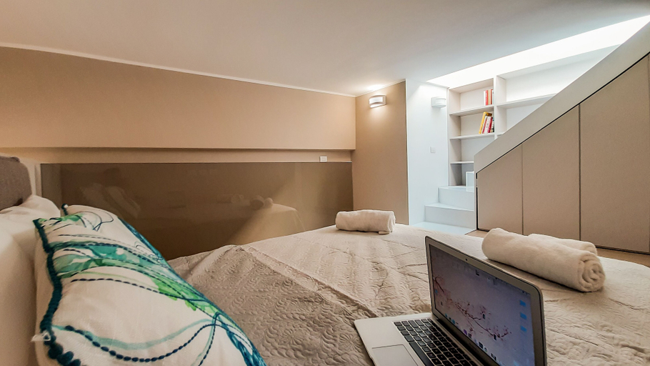 Bedroom 4, JOIVY Sophisticated 2 Br Loft For 4, Milano