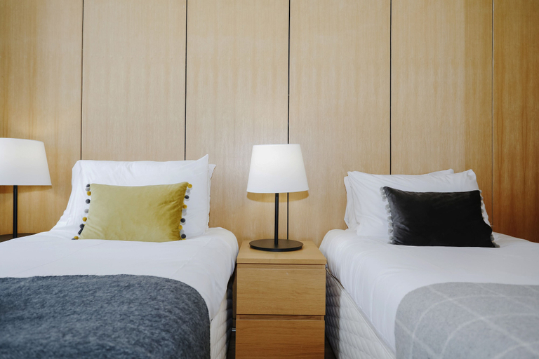 Bedroom 3, JOIVY Bright 2Br Apt W/ Stunning View, Next To Edinburgh Castle, Edinburgh