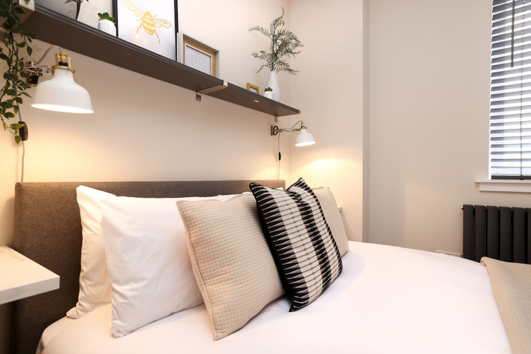 Bedroom 3, JOIVY Gorgeous&Vibrant 1Br Flat Near Princes Street, Edinburgh