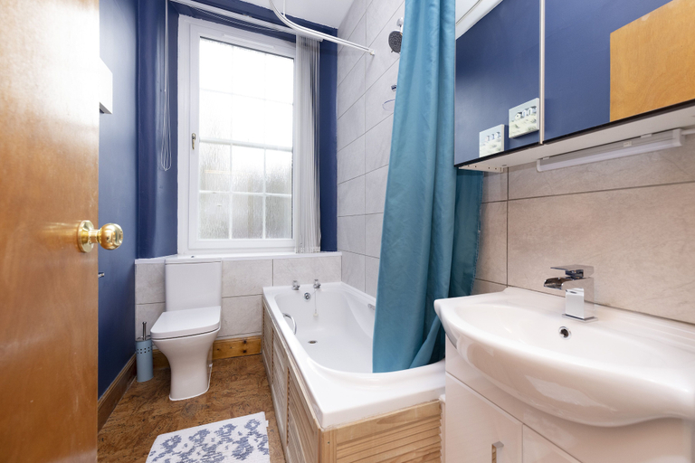 Bathroom, JOIVY Spacious 3 Bed Apartment In The Old Town, Edinburgh