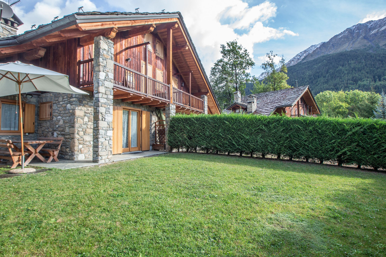 Exterior & Views