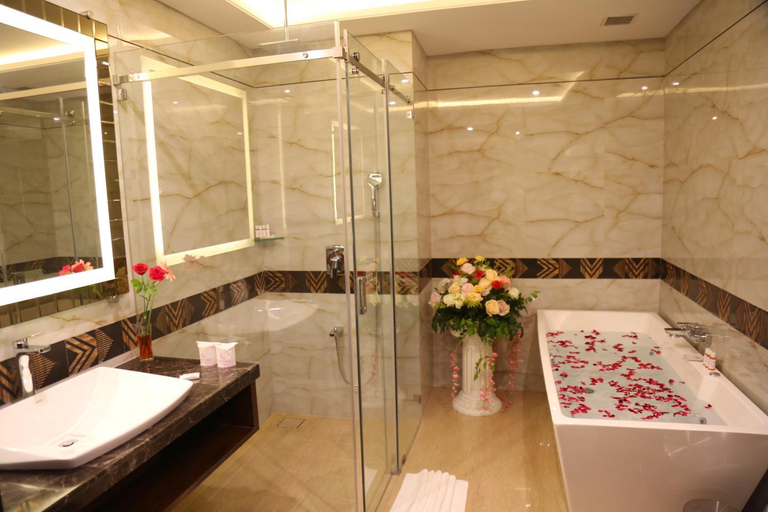 Bathroom 4, Pristine Hotel, Varanasi