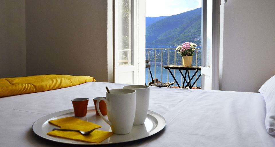 Room 3, JOIVY Stunning 2-BR Flat w/ Balcony, Como
