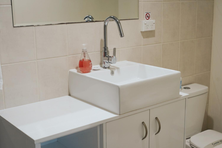 Bathroom, Porky's Motel Rockhampton, Rockhampton
