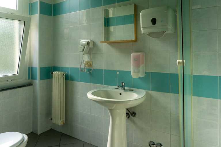 Bathroom 5, Ostello Tramonti, La Spezia