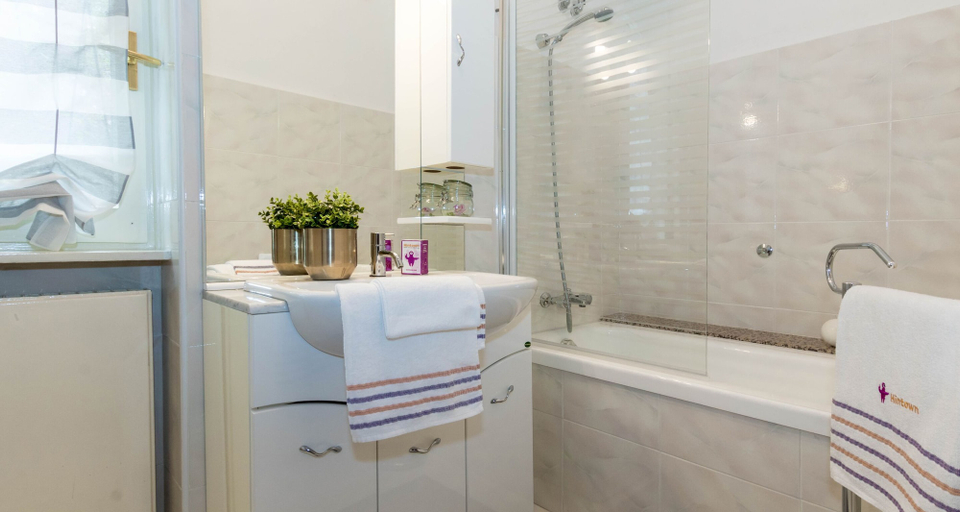 Bathroom 3, JOIVY Garden Oasis: 1BR Apt w/ Balcony & Parking, Como