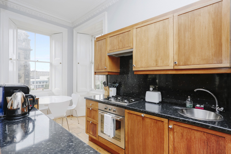 Others 5, JOIVY Bright 2Br Apt W/ Stunning View, Next To Edinburgh Castle, Edinburgh