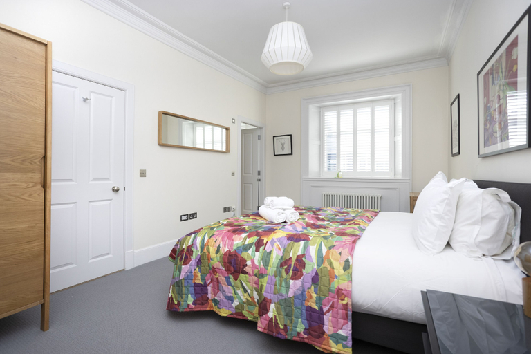 Bedroom 3, JOIVY Splendid 2-Br Apartment In New Town, Edinburgh