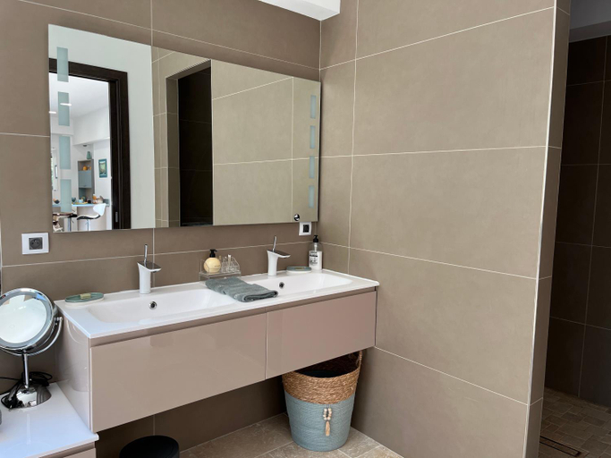Bathroom 3, Domaine des Eucalyptus, Bouches-du-Rhône
