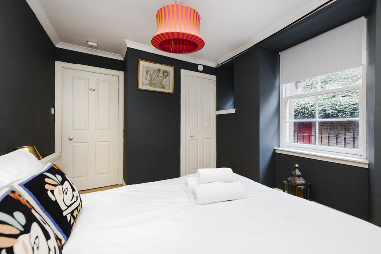 Bedroom 3, JOIVY Charming 1-Bed Home W/Patio Nearby The Castle, Edinburgh