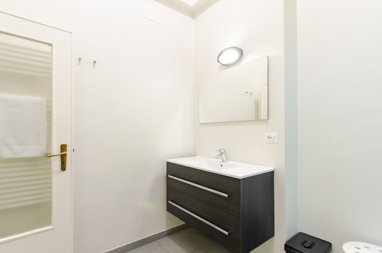 Bathroom 4, JOIVY Great Flat Near Aquarium, Genova