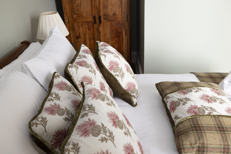 Bedroom 3, JOIVY Charming 2-Bed Flat Near Edinburgh Castle, Edinburgh
