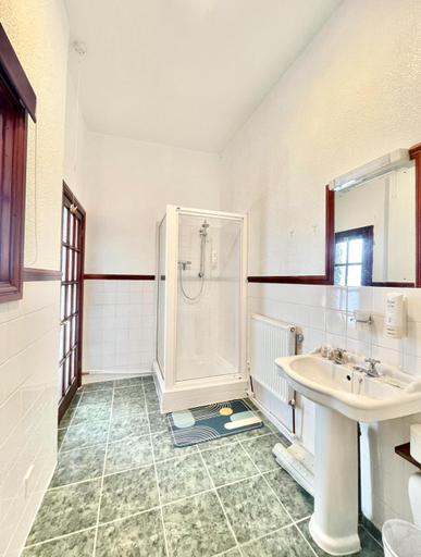 Bathroom 2, The Buckley Arms, Gwynedd
