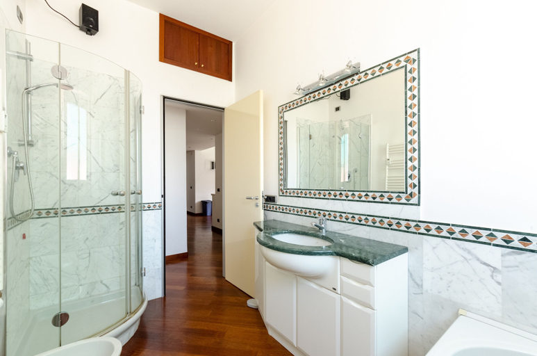 Bathroom 4, JOIVY Stylish Flat W/Terrace, Genova
