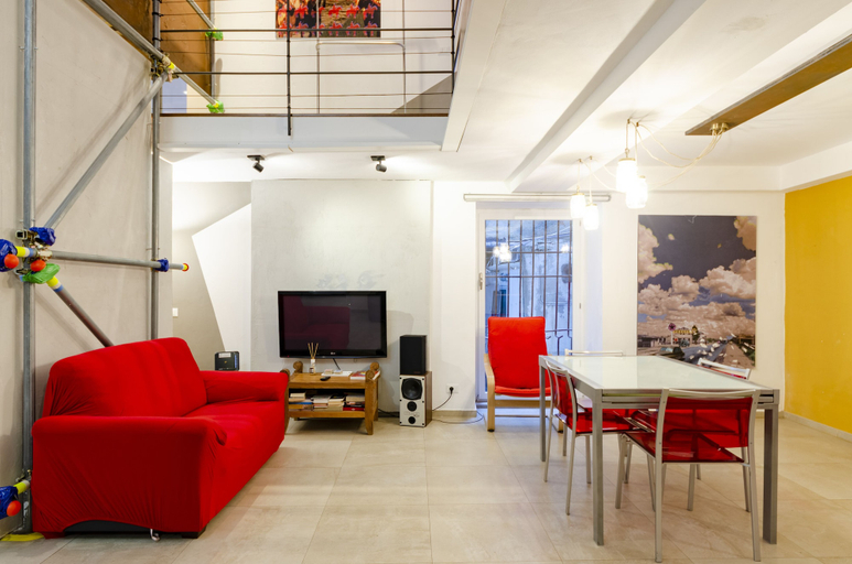 Private kitchen 5, JOIVY Stylish Open-Plan Flat In Historic Centre, Genova