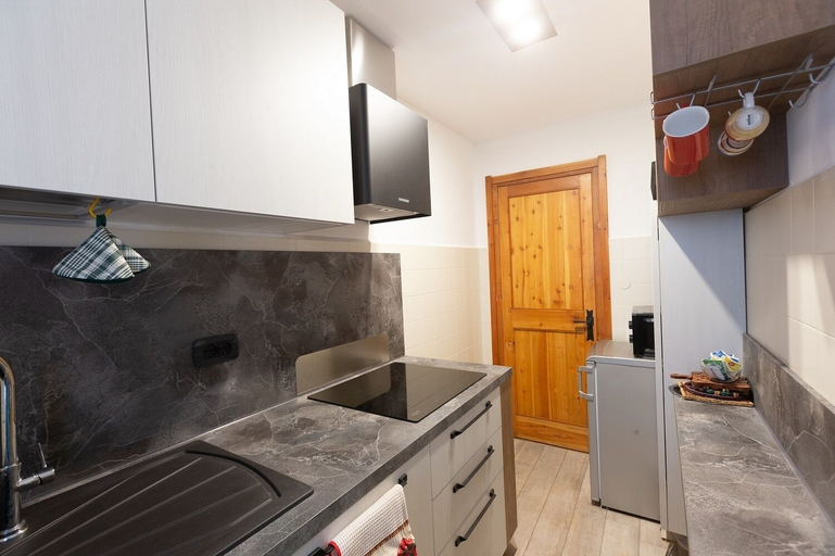 Private kitchen 5, JOIVY Flat For 6, In The Historic Town Pré-Saint-Didier, Aosta