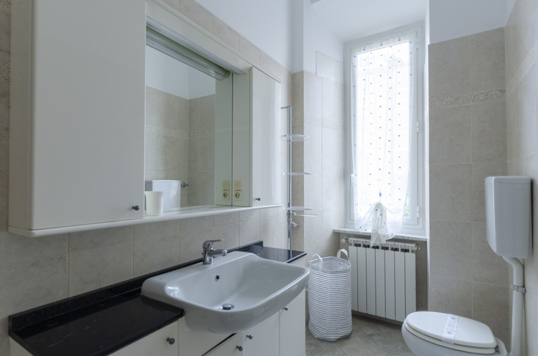 Bathroom 2, JOIVY Family Apt For 6, Right Next To The Beach, Savona