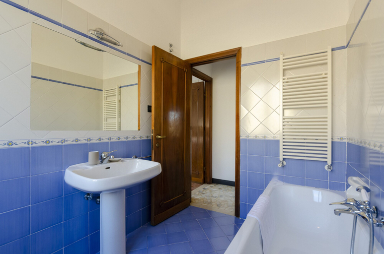 Bathroom 4, JOIVY Apt For 7 Perfect For Families Close To Beaches, Genova