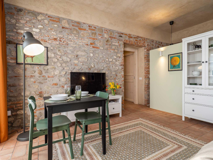 Others 5, Green Lodge, Novara