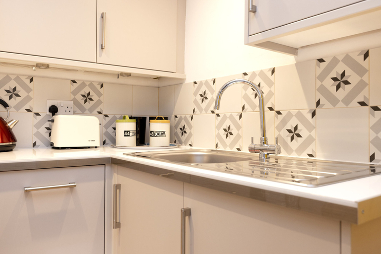 Others 5, JOIVY Charming 1-Bed Home W/Patio Nearby The Castle, Edinburgh