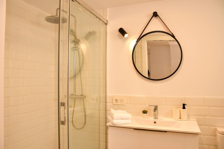 Bathroom 1, Arco da Vella apartamentos, Pontevedra