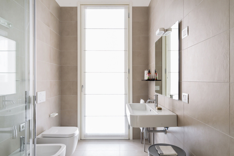 Bathroom 5, JOIVY Lovely 1-Bed W/Balcony & Parking, Milano