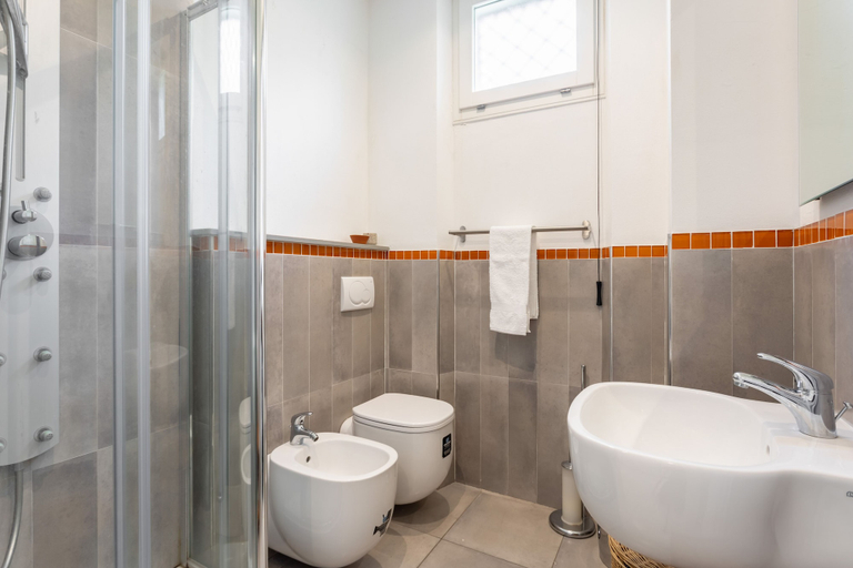 Bathroom 5, JOIVY Lovely Flat W/ Private Parking In 5 Terre, La Spezia