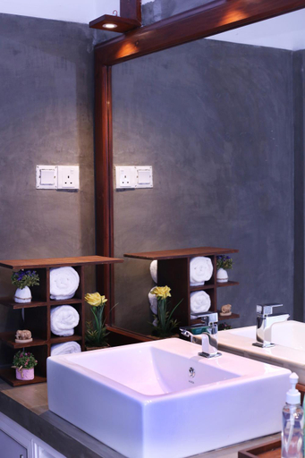 Bathroom 4, Triple Edge Villa, Akmeemana