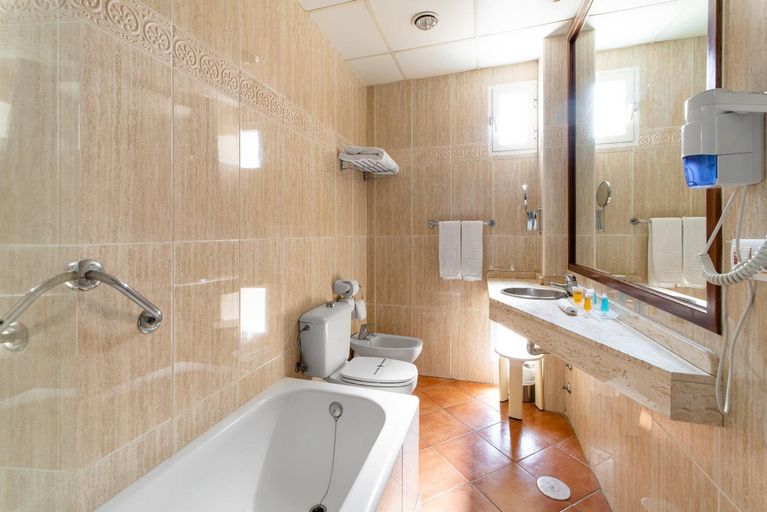 Bathroom 4, Hotel Guadalquivir, Cádiz