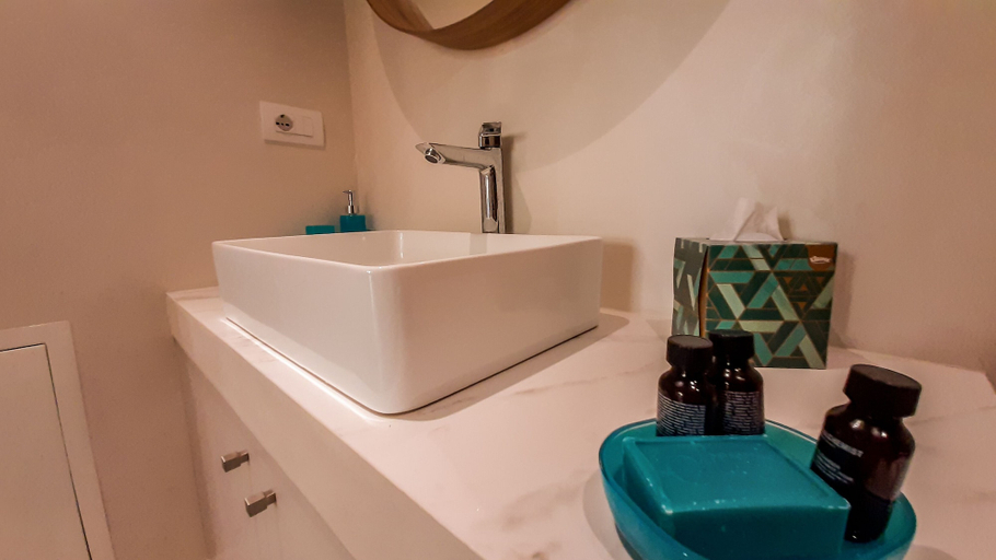 Bathroom, JOIVY Sophisticated 2 Br Loft For 4, Milano